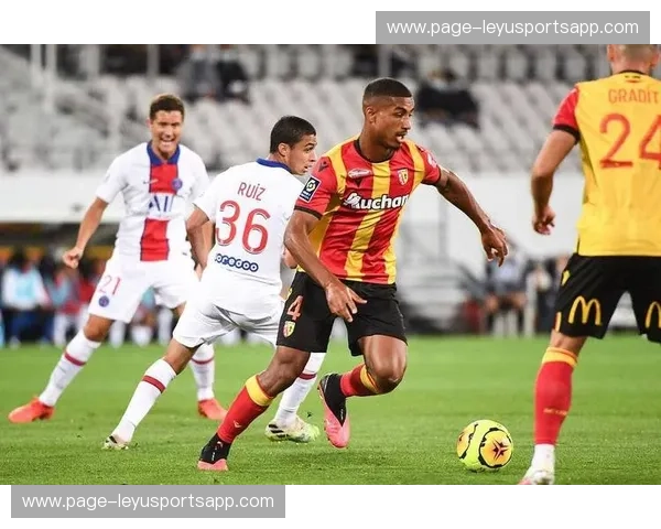 里昂进攻节奏失序 法甲赛场过度依赖个人突破存隐忧